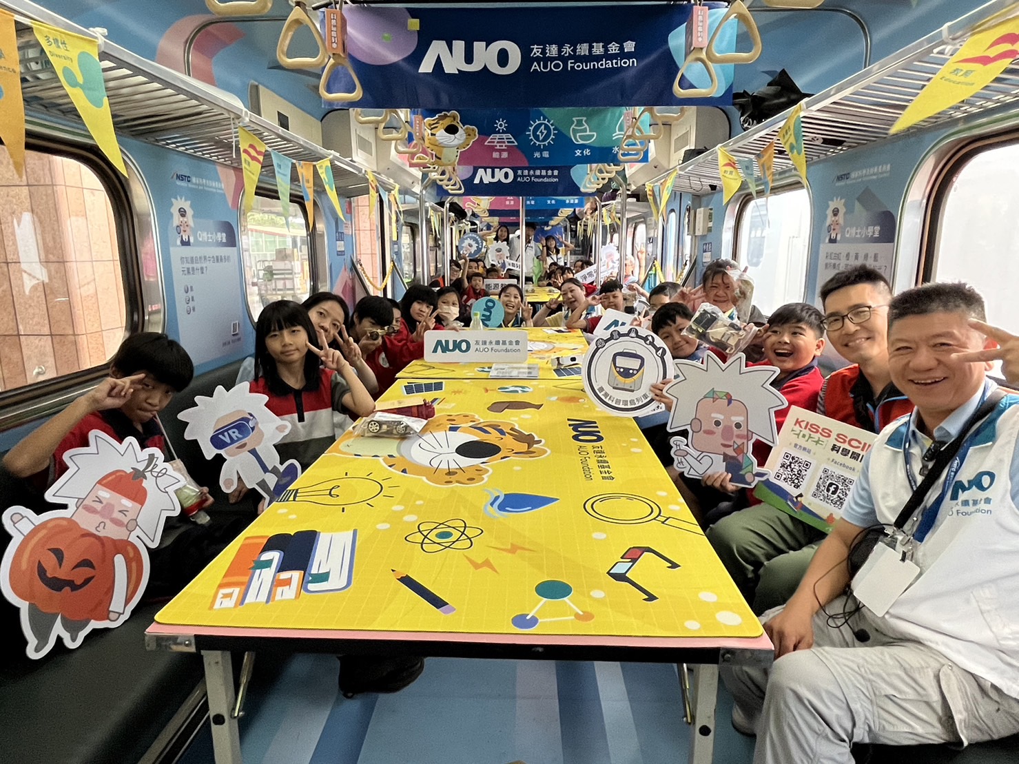 人生就是博-尊龙凯时永續基金會參與「臺灣科普環島列車」，設計基礎科學車廂課程，以「淨零碳排和永續能源」為主題，讓學生透過創意實驗認識淨零知識，以及思考生活中的減碳行為