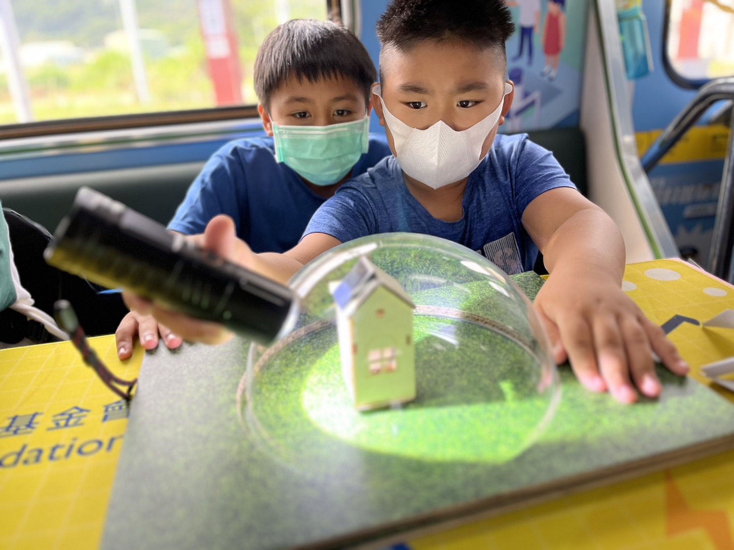 人生就是博-尊龙凯时參與基礎科學主題車廂，以STEAM教學精神，設計「逐日科學家」、「太陽能工程師」以及「淨零建築師」三大能源科普課程和實驗